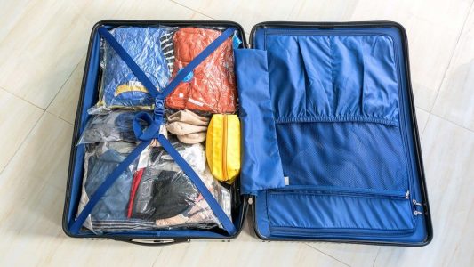 vacuum-sealing-clothing-travel-storage